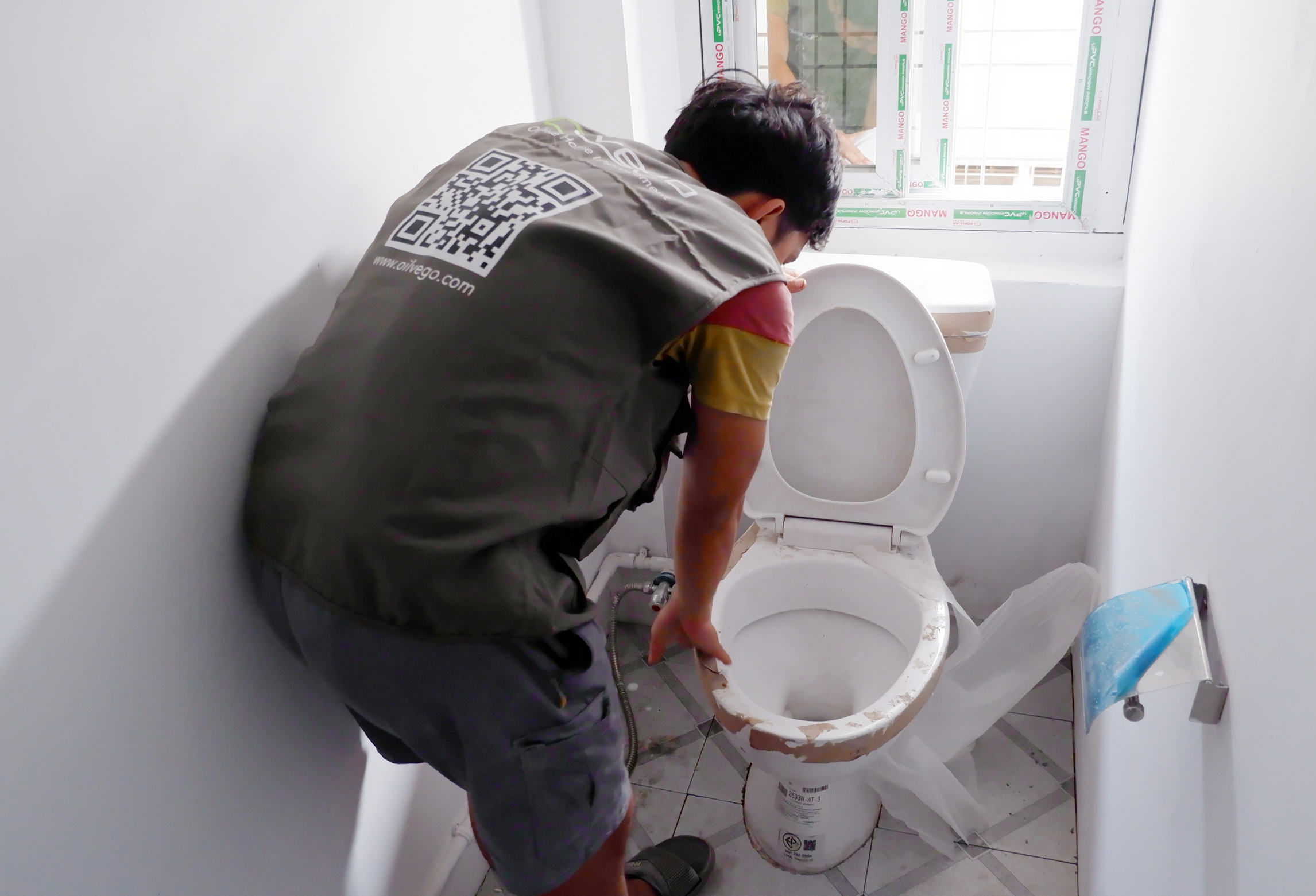 Installing the toilet seat